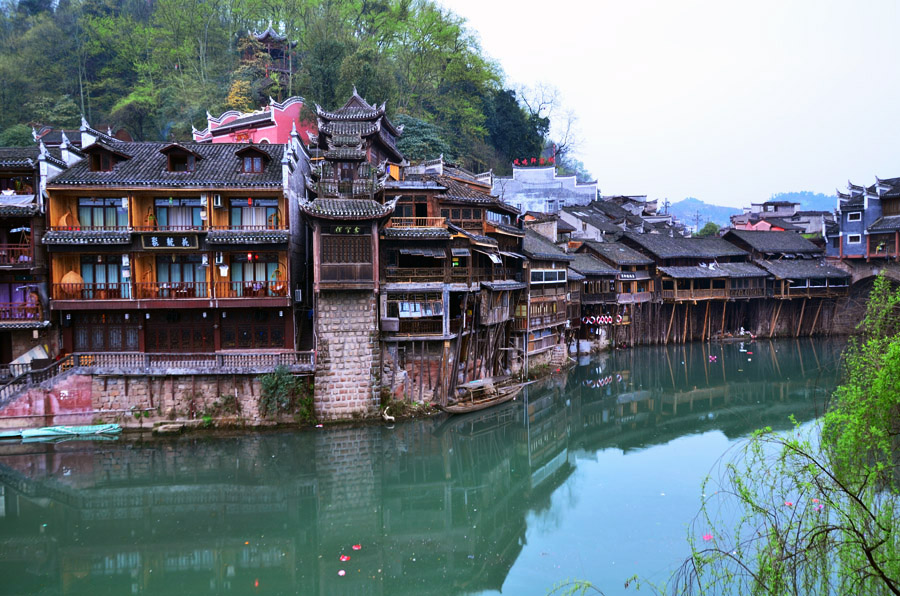  張家界國家森林公園、黃龍洞、鳳凰古城九景三晚四日游